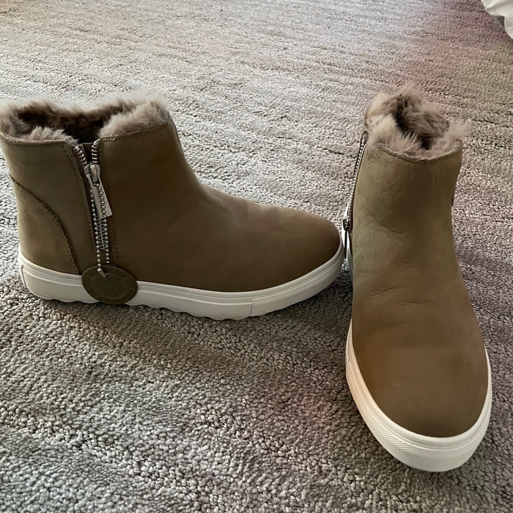 J / Slides Furry Boot Sneakers